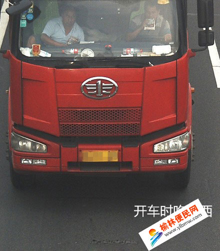 【話題】開車看書、吃東西、擺“剪刀手”…你們還想干什么? 【話題】開車看書、吃東西、擺“剪刀手”…你們還想干什么?