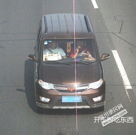 【話題】開車看書、吃東西、擺“剪刀手”…你們還想干什么? 【話題】開車看書、吃東西、擺“剪刀手”…你們還想干什么?