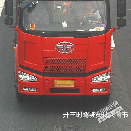 【話題】開車看書、吃東西、擺“剪刀手”…你們還想干什么? 【話題】開車看書、吃東西、擺“剪刀手”…你們還想干什么?