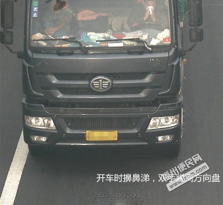 【話題】開車看書、吃東西、擺“剪刀手”…你們還想干什么? 【話題】開車看書、吃東西、擺“剪刀手”…你們還想干什么?